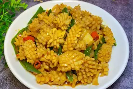 爆炒鱿鱼花像我这样做，味道鲜美，香辣开胃无腥味，下酒又下饭