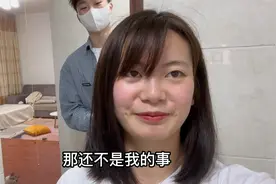 强哥刚回来就喊他来修厕所门，他在忙，我却在撸猫