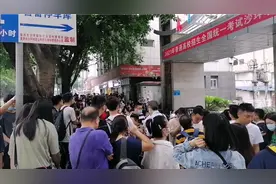 重庆高考最后一天，外语口语考试，依然有鲜花等待视频封面