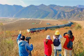 拍摄沈阳到桓仁五女山站的绿皮客运旅游火车视频封面