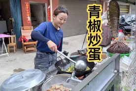 和蒋哥去摘野杨梅，拿来泡酒肯定香，做了一个新菜青椒炒蛋，好吃