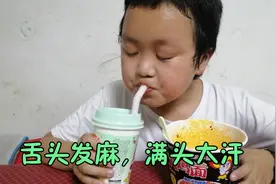 12岁男孩信誓旦旦挑战火鸡面，结果吃到怀疑人生，再也不敢大话了