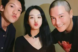 赵丽颖自拍三个细节:蛋糕嘟嘴含义，天才手表却是美图秀秀马赛克视频封面