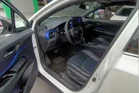 新到丰田chr，这个级别排量2.0，但是带这么小的车油耗不高视频封面