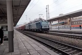 实拍由定西发往陕西西安方向的火车，买硬座的人真多，没钱人真多