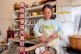 彝族特有的坨坨肉，大块猪肉简单清炖，吃得就是原始肉香