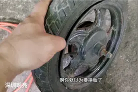 电动车真空胎缝隙太大，打不上气咋办师傅叫你换胎，专业工具秒上