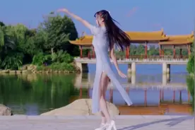 性感高跟，旗袍美女之舞，风姿卓越，竟显妖娆，她来了《广寒谣》视频封面