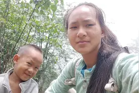 今天带儿子和我们两个人去山上找樱桃吃找到了一颗视频封面