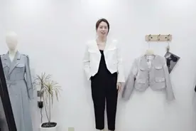 春款小香外套搭配高腰裤子，一套显瘦还显高，上班日常都能穿