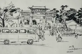 1979年的沈阳北陵公园正门如此简陋。旅游车自行车更是方便进出。