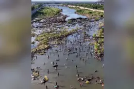 山东潍坊峡山水库开闸放水，抓鱼的比鱼还多。视频封面