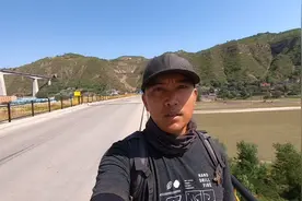 陕西和山西两省交界，陆地不接壤，吴堡县建在山坡的县城