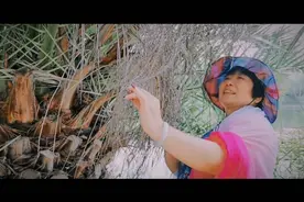 六十岁大妈 一部华为手机自拍真我风采 秀出不一样人生视频封面