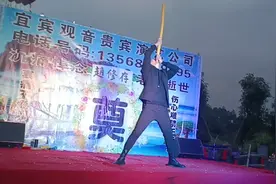 农村杂技口吞1米气球