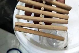 应各位朋友的要求，拍一期蝈蝈引叫竹板的视频，学会了做出来分享