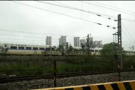 【中国铁路】实拍钦州东站上的动车停靠合集，2023年的4月1日拍摄视频封面