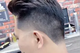 这款小背头，非常适合脸型偏大的男士顾客