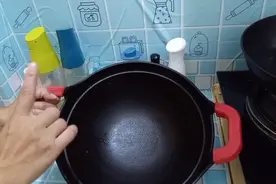 用了十年的铁锅五分钟变新锅，成本只需几毛钱，生锈油泥通通解决视频封面