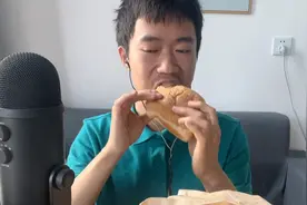 和狗子吃肯德基早餐，19块钱1个汉堡包，1块面包和1杯豆浆，好吃