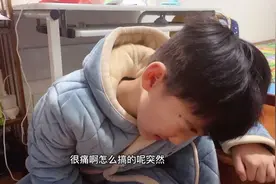 傍晚儿子突然肚子痛，饭没吃几口，老妈急坏：希望拉粑粑能好