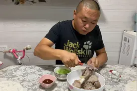 内蒙人怎么吃羊肉？一条腿手把肉配上53度的白酒，一人一顿吃光光视频封面