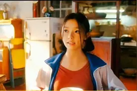 妈妈逼着上高中的女儿穿内衣视频封面