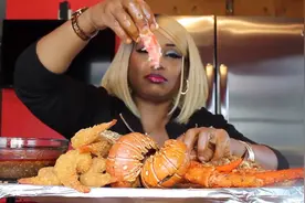 黑人大姐吃海鲜：龙虾螃蟹盛宴 好想生活在海边视频封面