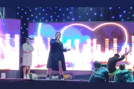 安徽农村办喜丧的舞台上，一首经典歌曲《一路向北》好听极了视频封面