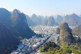 阳朔县人口30万被绿水青山包围，一个普通的小县城却吸引无数游客