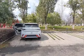 这么小的比亚迪海豚竟然可以当露营床车！