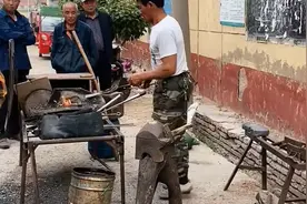 即将失传的打铁手艺，这节奏感拿捏得死死的视频封面