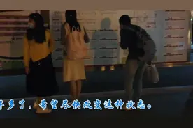 公交车信息栏的字很小，没有照明灯，看不清回家的路