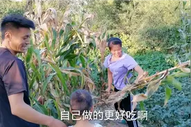 四川农村夫妻俩去地里掰糯玉米，新鲜玉米好吃，干玉米可怎么吃？