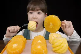 一口一个小菠萝!!今天吃水果 橙子 小菠萝视频封面