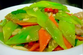 最近很火爆的清炒莴笋的正确做法，鲜嫩爽口，每天吃都不会腻好吃