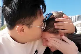 洋媳妇来到中国定居，过上了期盼的生活，在海边流下了幸福的泪水视频封面