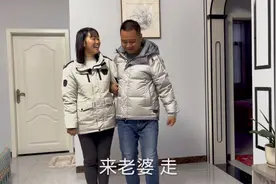 结婚十几年，夫妻俩第一次穿情侣装，老公激动的要拉着媳妇走秀！