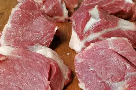 老妈14一斤买猪“梅花肉”做特色腌肉，165腌一大盆，放2年都不坏视频封面