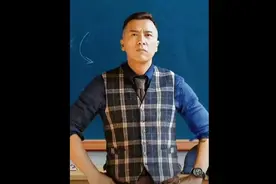 老师为了保护学生不被开除跟校长理论。视频封面