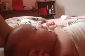 哥哥总是亲我们，整得现在哥哥一靠近我们就咬视频封面