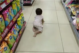 一进超市就要在地上爬去拿汽水，看她爬得姿势，一扭一扭的，哈哈视频封面