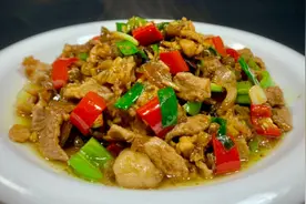 农家小炒肉这样做，肉质鲜嫩不柴，加入特殊配料才酸辣开胃好下饭