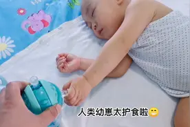 爸爸下班来接我们，宝宝一眼就认出爸爸，爸爸太笨也不给难度视频封面