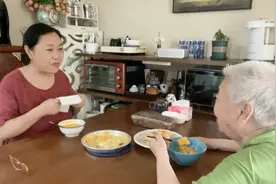 今天早餐是披萨和南瓜粥，80岁老妈吃着披萨又开始惦记她儿子了视频封面