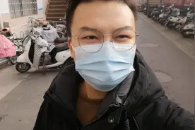 小伙带着媳妇去驾驶证期满换证跑了三次，终于办成了视频封面