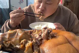 一个猪头35斤，斧头砍刀扳手齐上阵，整两天才吃到嘴，必须造过瘾视频封面