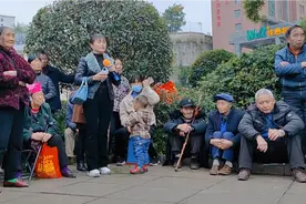 贵州山歌  大姐带着孩子都要去唱山歌  这是有多喜欢唱山歌视频封面