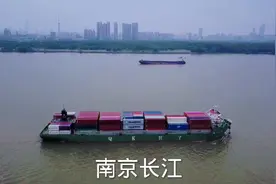航拍长江上的轮船，经济运输靠水运视频封面