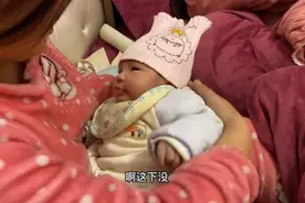 45天的宝宝频繁吐奶，宝妈看到心疼不已，这到底怎么回事？